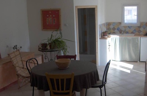 Cadenet Apartment | T2 ground floor villa level access terrace garden