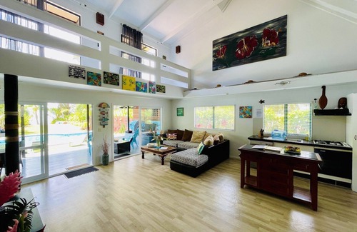 Muri House | Taakoka Muri Beach Villa - beach front, paddle boards, kayaks, pool, free WIFI !