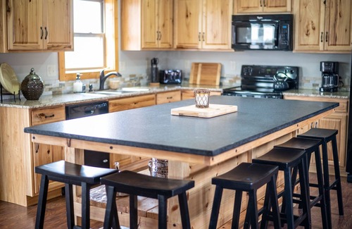 Shell Knob Cabin | Table Rock Lake Luxe Cabin Chef's Kitchen King Bed