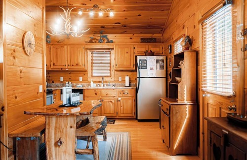 Piper Gap Cabin | Take in Nature @ Whispering Woods, Secluded and Stylish