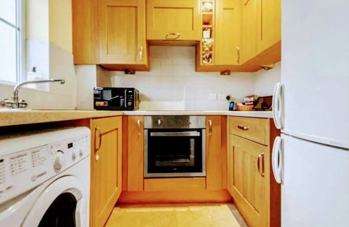 Ashford House | TakeOff House - Whole House Next To Heathrow Airport! Sleeps 5