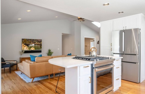 Southeast Bend House | Tall Pine Tuckaway – HOT TUB, EV Charger, firepit patio, full RV hookups