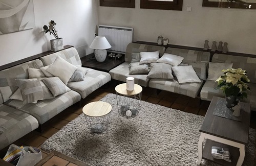Deux Vallees Vertes House | Tall stones (Manor type)