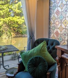 Richmond-upon-Thames House | Tamanzi Taggs-floating home on idyllic island