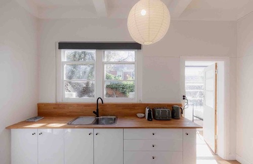 Trevallyn Apartment | Tamar Views & Mid-Century Vibes