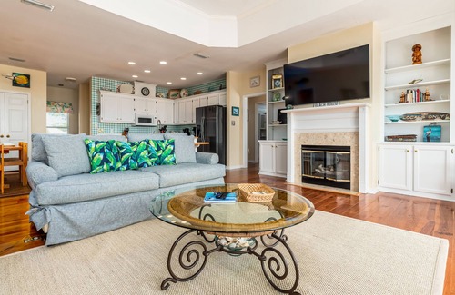 Dauphin Island House | Tan Lanes! Cozy, affordable and direct access to the beach.