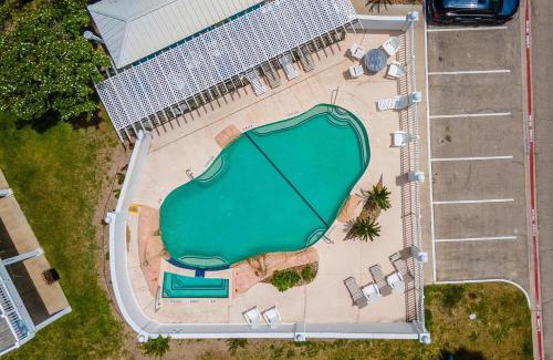 Sand Point House | Tan Lines and Fine Wines