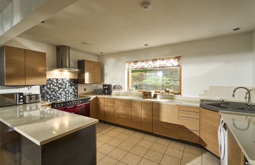 Strachur Cottage | Tanamuir, overlooking Loch Fyne, Strachur - sleeps 6 guests in 3 bedrooms