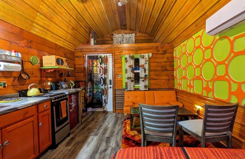 Pittsburg Cabin | Tangerine Dreams cabin - Citrus + MidCenturyModern themed, Rockcastle River!