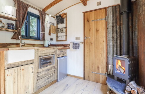 Kingswood Cottage | TANGLEWOOD SHEPHERDS HUT, romantic, with hot tub in Welshpool