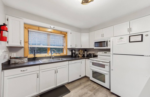 North Creek House | Tannery 64h - Family Retreat With Modern Comforts 3 Bedroom Townhouse by The Summit at Gore Mountain