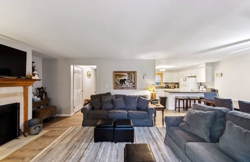 North Creek House | Tannery 64h - Family Retreat With Modern Comforts 3 Bedroom Townhouse by The Summit at Gore Mountain