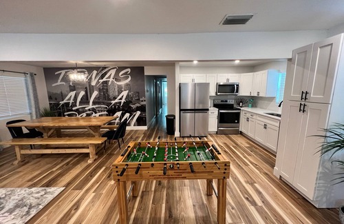 Bearss Plaza House | TaNpa Villa! Artsy home in the middle of everything!