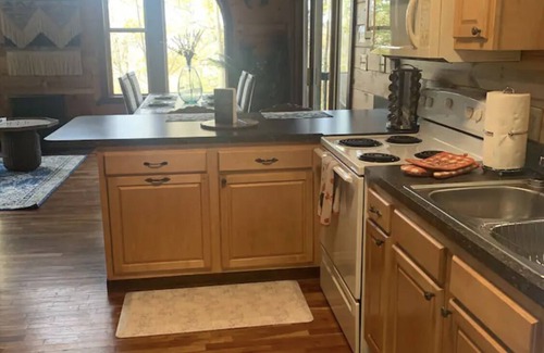 Slade Cabin | Tanzanite- The "GEM" with a Hot Tub & WiFi!