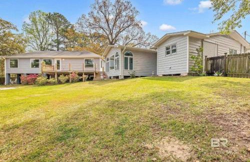 Mobile House | Tara's Riverfront Hideaway