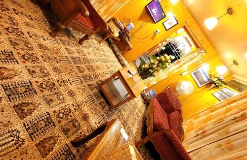 Dal Lake Boat Rental | Tashkand Houseboat