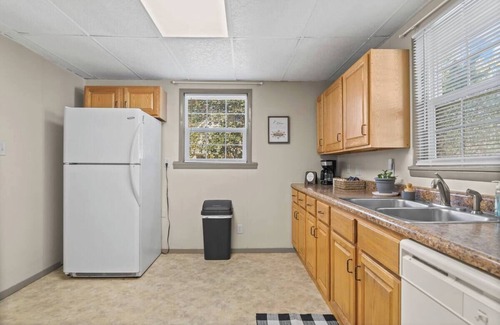 Springfield House | Tasteful 2-bedroom house with AC, WiFi near Springfield Memorial
