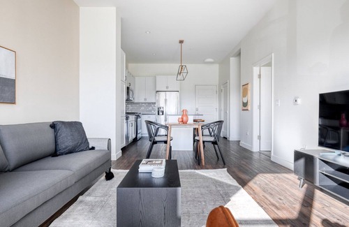 Elmhurst Apartment | Tasteful Elmhurst 1BR w/Lounge, Pool & Gym nr Metra, by Blueground