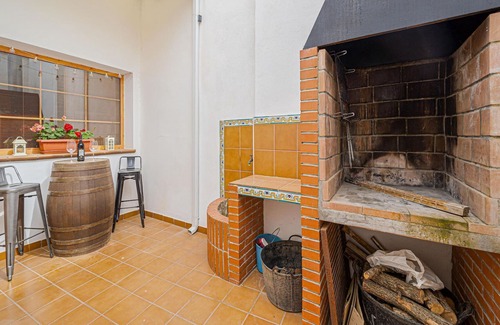 Mahora House | Tasteful holiday home in Mahora with balcony/terrace