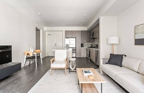 Warner Center Apartment | Tasteful Woodland Hills 1BR w/Gym & Pool, near 101, by Blueground