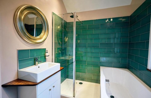 Winchester Apartment | Tastefully Decorated 1-Bed with Free Parking - At Hem