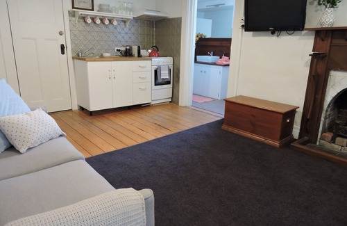 Haven House | Tastefully restored 1923 mudbrick cottage located Horsham (Haven)