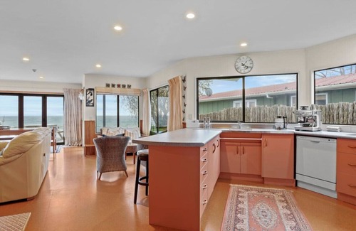Waitahanui House | Taupo Beachfront Escape 12min to Town | Free Wifi