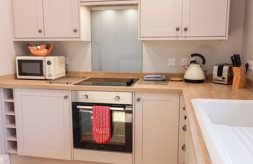 Scarborough Cottage | TAWNY COTTAGE, pet friendly, with hot tub in Seamer, North Yorkshire