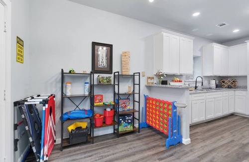 Taylor House | Taylor Rodeo, Jacuzzi, Spacious Yard, Games, 5.6 miles 9 minutes drive time to Samsung Austin Semiconductor
