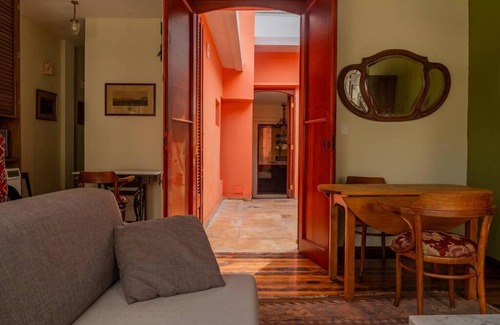 Ciudad Vieja Apartment | Taylor's Port [3] Landing in the Old Town
