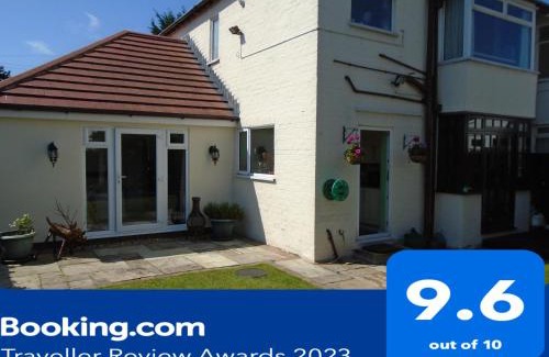 Crosby House | TEA in Liverpool - Private - Quiet - Ground Floor - En-suite - Walk-in-shower