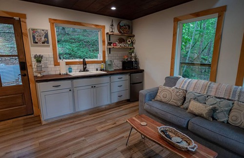 Dahlonega Cabin | Tech Time: Secluded Treehouse Overlooking Creek