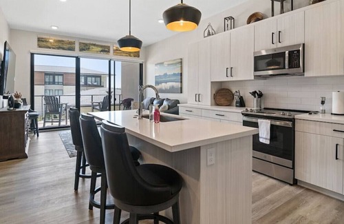 Manhattan Condo | Tee'd Up at Home Stay MHK