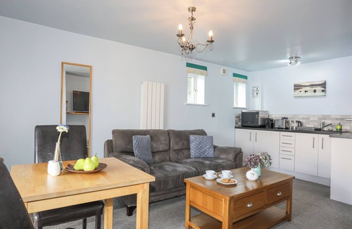 Llanycil Cottage | TEGID LAKESIDE - BALA LAKE, romantic in Bala