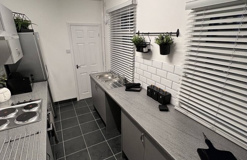 Tunstall House | Templar House by Paragon Stays - 3 Bedroom, 6 Beds in Stoke On Trent