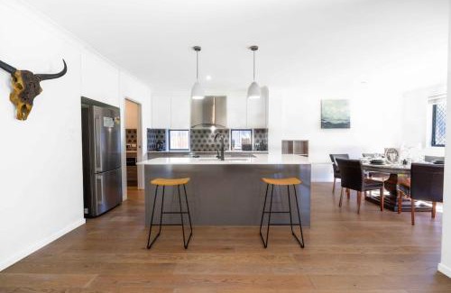 Tanah Merah House | Tenah Merah Estate - Secluded & Spacious Family Home, 2 min to M1 entrance, 3 min to Hyperdome Shopping Centre
