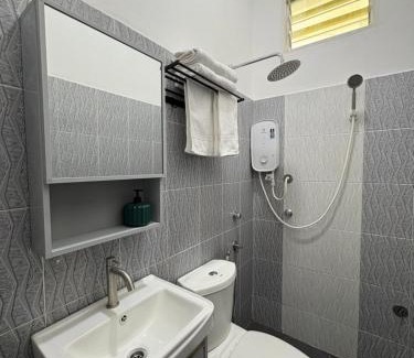 Wakaf Che Yeh House | Tepak Nusuk Private Pool Homestay 5 Bedrooms 4 Bathrooms