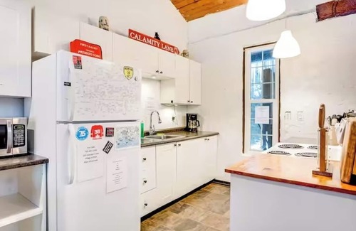 The Blue Mountains Cabin | "Tequila Sunrise" Big Space-Lots of Fun + HotTub (Natural Gas)