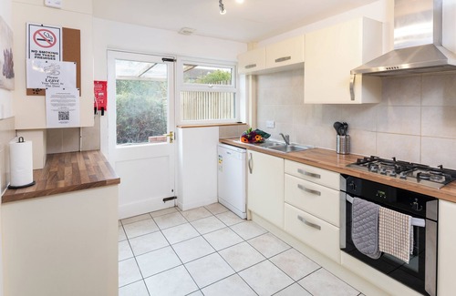 Horfield House | Terrace | Parking | Great for Couples | Sleeps 7