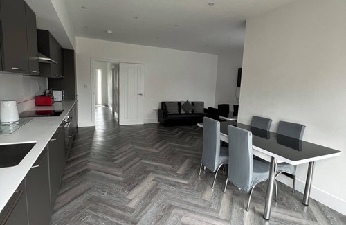 Cranbrook House | Terrific 5bedroom house with WiFi ,2 min walk to RedBridge underground station