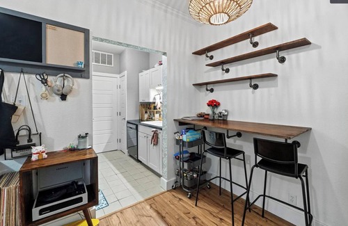 West Campus Apartment | Terrific apartment walking distance to UT Austin, bars and restaurants