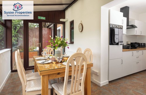 Leicester House | Tetuan House - Large home for family | Groups | Work - Sleeps 13