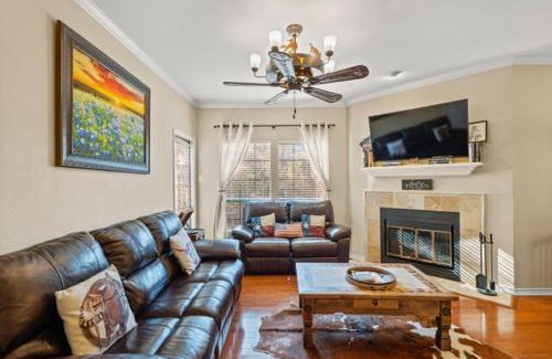 North University Apartment | Texas Luxe Ranch Home on UT Campus