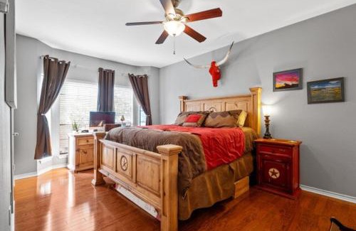 North University Apartment | Texas Luxe Ranch Home on UT Campus