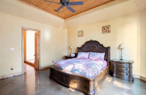 Dallas House | Texas Ranch House with 5 Bedroom and Fish Pond