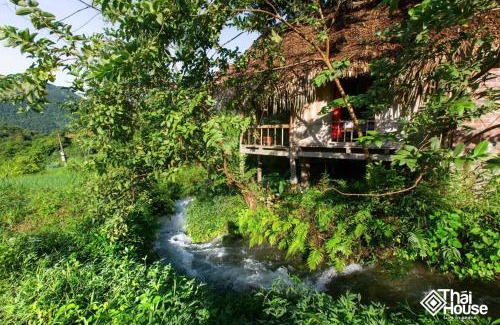 Pu Long Nature Reserve Cabin | Thai House Pu Luong - Century Old Stilt House with Terrace Views