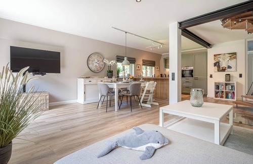 Tating House | Thatched-roof country house "Mini-Haubarg" in Tating - stylish, child-friendly & beachy