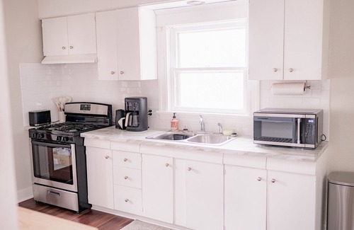 Maryville House | The 1905 - Spacious Downtown Farmhouse - 4bd/2ba