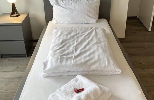 Bramfeld Apartment | The 35 m2 large guest room no. 11 in our apartment house Haldesdorfer Straße is equipped with a sofa bed, 2 single beds and a wardrobe.