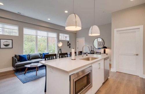 Hillsboro West End Apartment | The Adjourn: cozy condo near Vandy w/parking